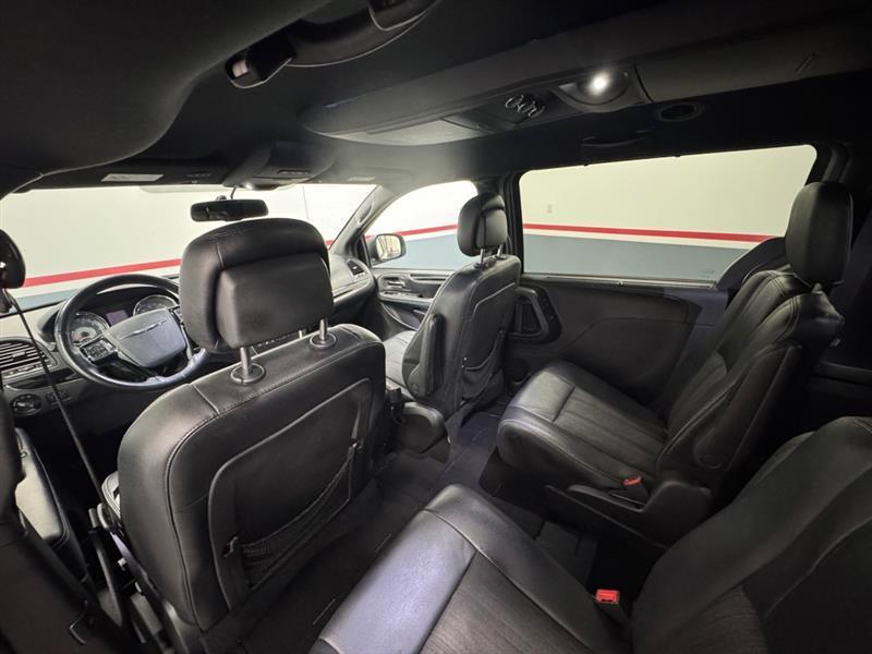 Chrysler Town & Country S 2016