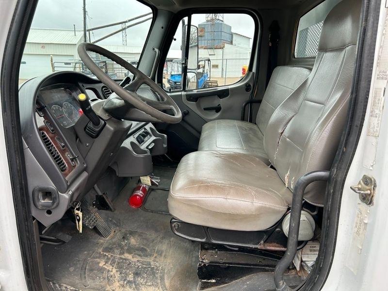 Freightliner M2 106  2004