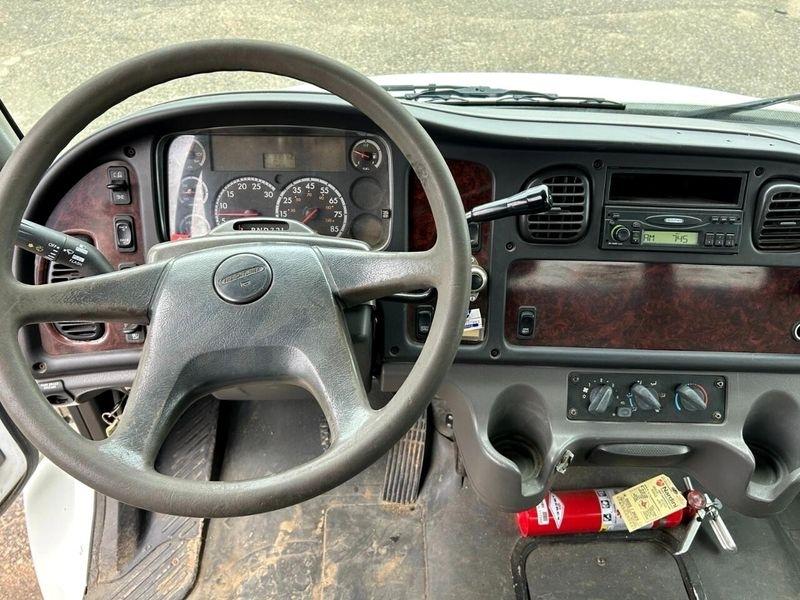 Freightliner M2 106  2004