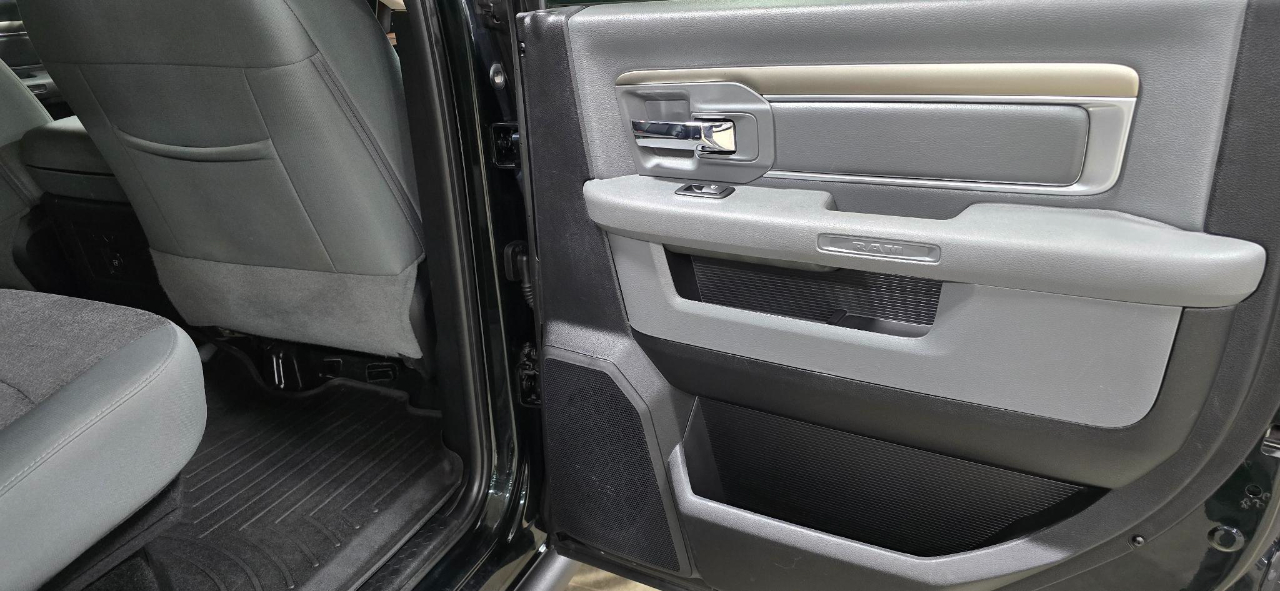 RAM 1500 Big Horn 4x4 Crew Cab 5'7" Box 2017 RAM 1500 Big Horn 4x4 Crew Cab 5'7" Box 2017