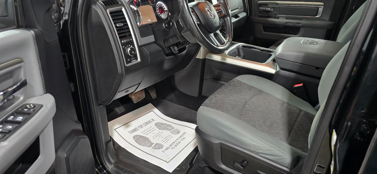 RAM 1500 Big Horn 4x4 Crew Cab 5'7" Box 2017 RAM 1500 Big Horn 4x4 Crew Cab 5'7" Box 2017