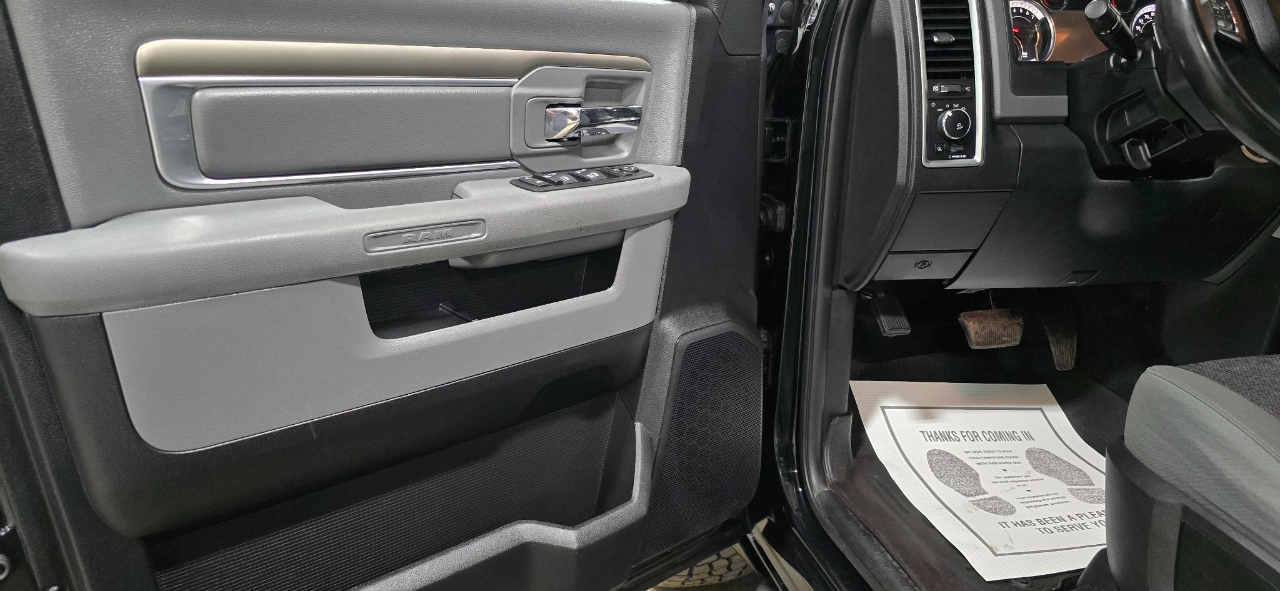 RAM 1500 Big Horn 4x4 Crew Cab 5'7" Box 2017 RAM 1500 Big Horn 4x4 Crew Cab 5'7" Box 2017