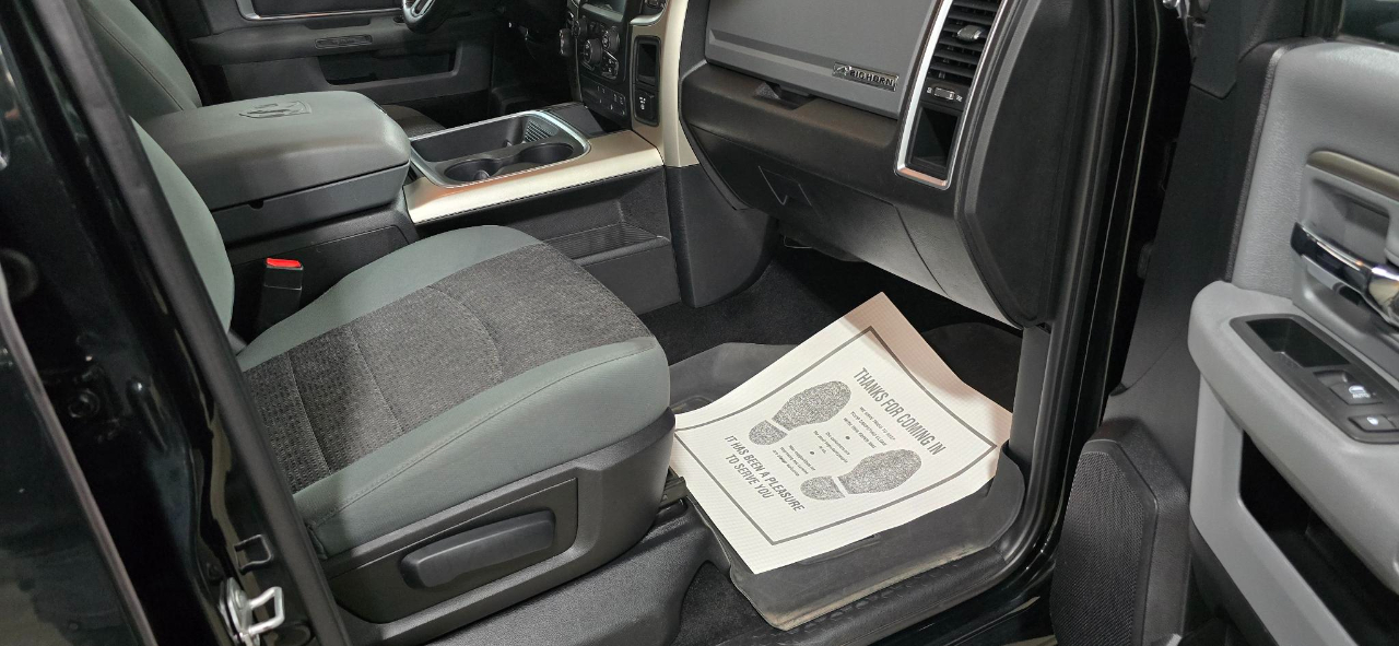 RAM 1500 Big Horn 4x4 Crew Cab 5'7" Box 2017 RAM 1500 Big Horn 4x4 Crew Cab 5'7" Box 2017