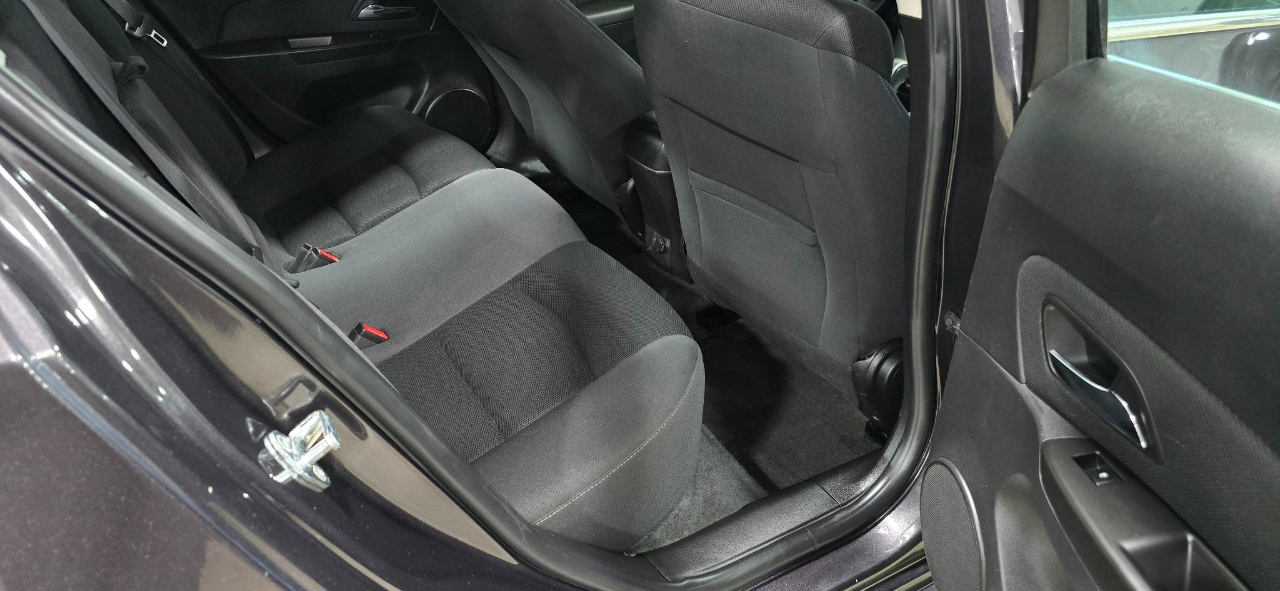 2016 Chevrolet Cruze photo 2