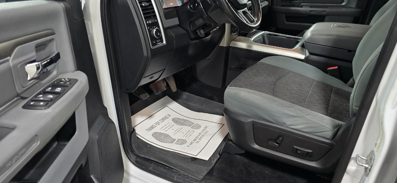 RAM 1500 Big Horn Crew Cab 4WD 2017