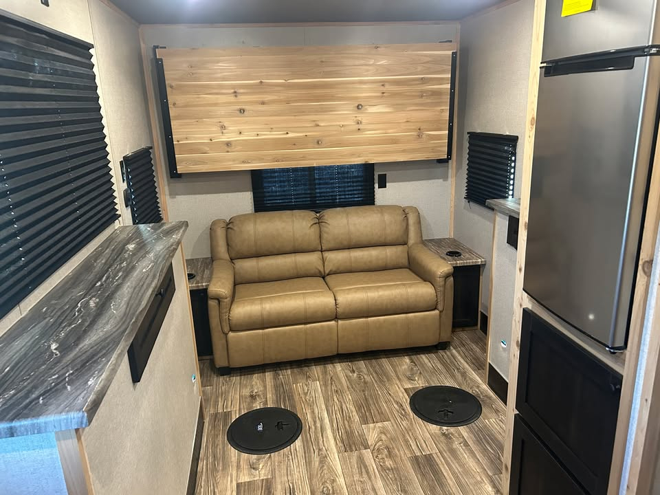 Glacier A817LE  2022