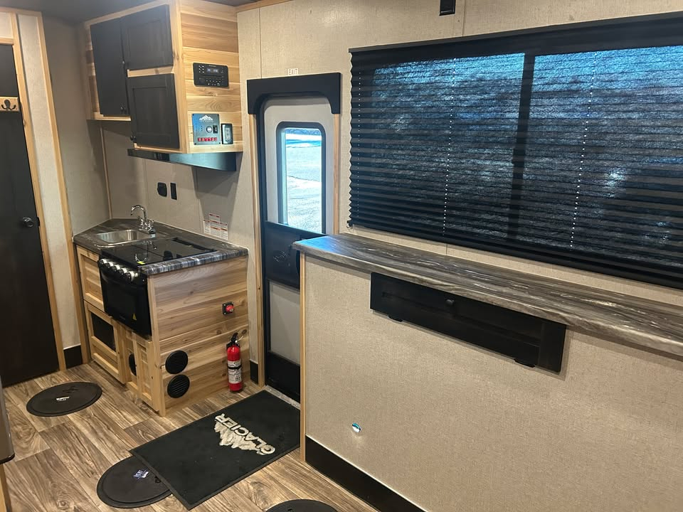 Glacier A817LE  2022