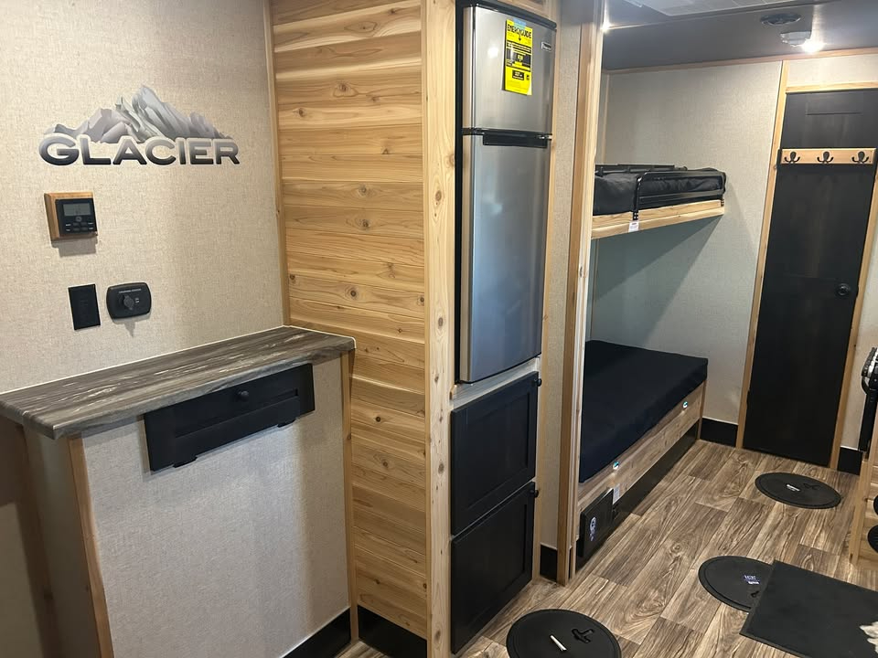 Glacier A817LE  2022