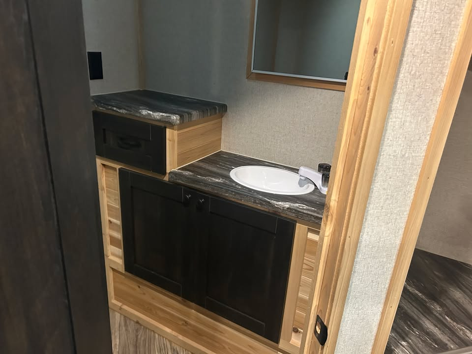 Glacier A817LE  2022