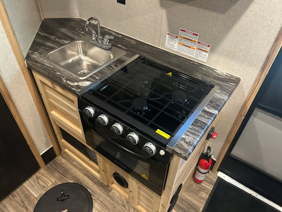 Glacier A817LE  2022