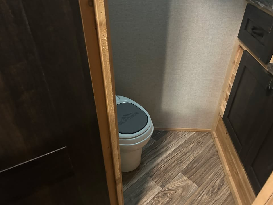 Glacier A817LE  2022