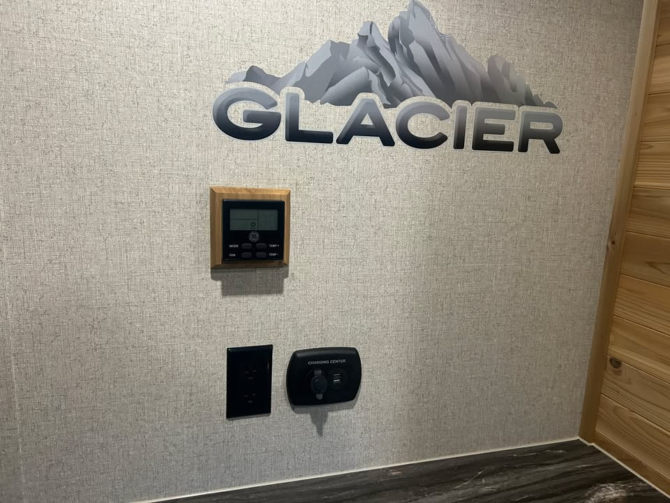 Glacier A817LE  2022