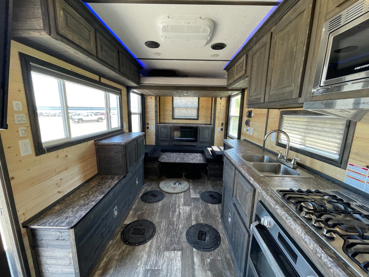 Ice Castle 8x18v T-Rec JR RV  2025