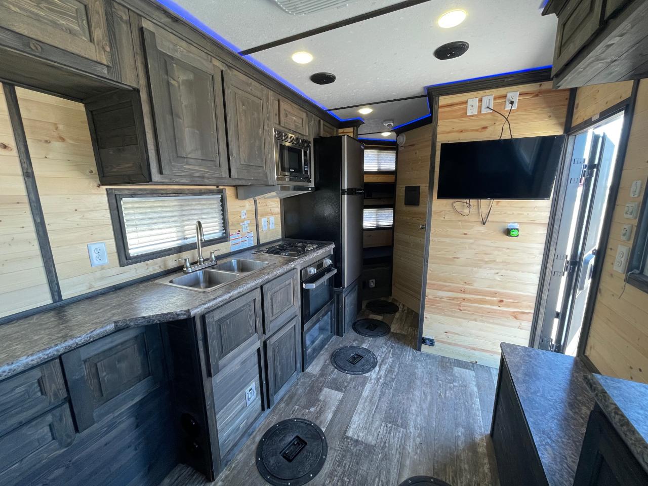 Ice Castle 8x18v T-Rec JR RV  2025