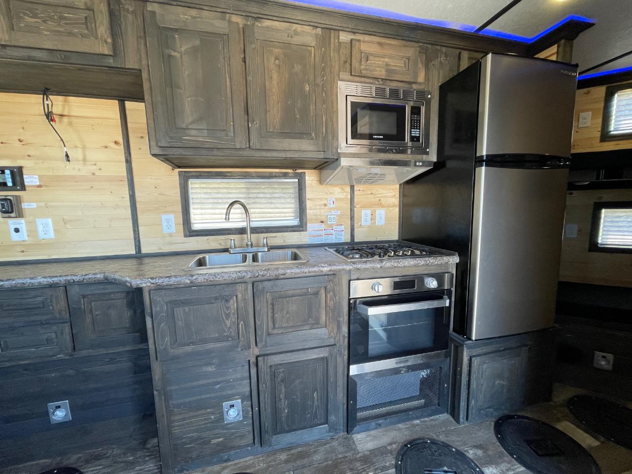 Ice Castle 8x18v T-Rec JR RV  2025