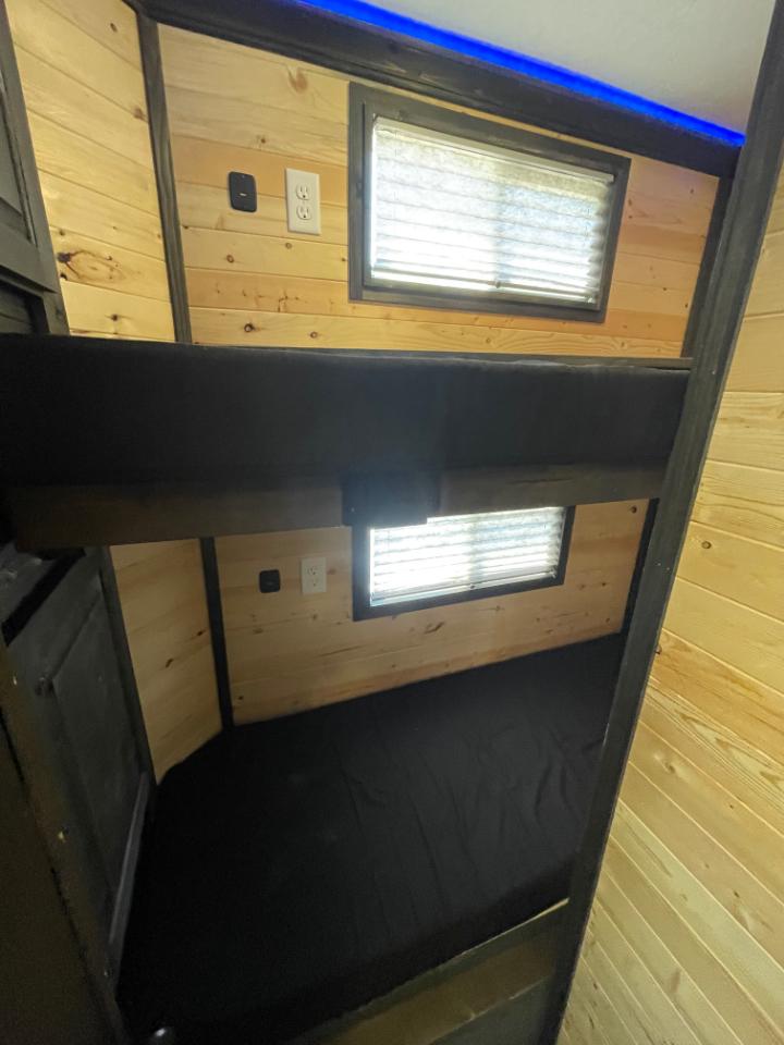 Ice Castle 8x18v T-Rec JR RV  2025