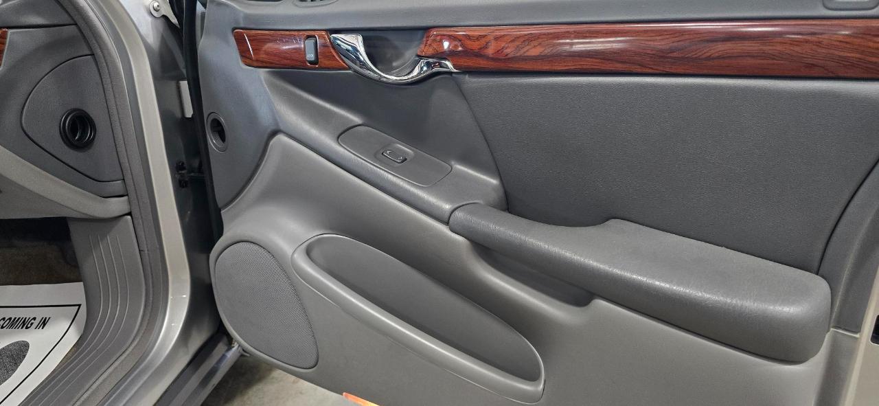 Cadillac DeVille Sedan 2005