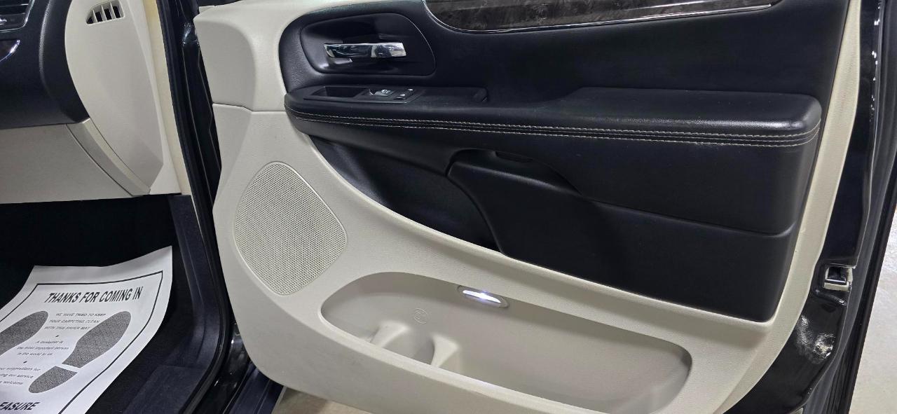 Chrysler Town & Country Touring-L 2016