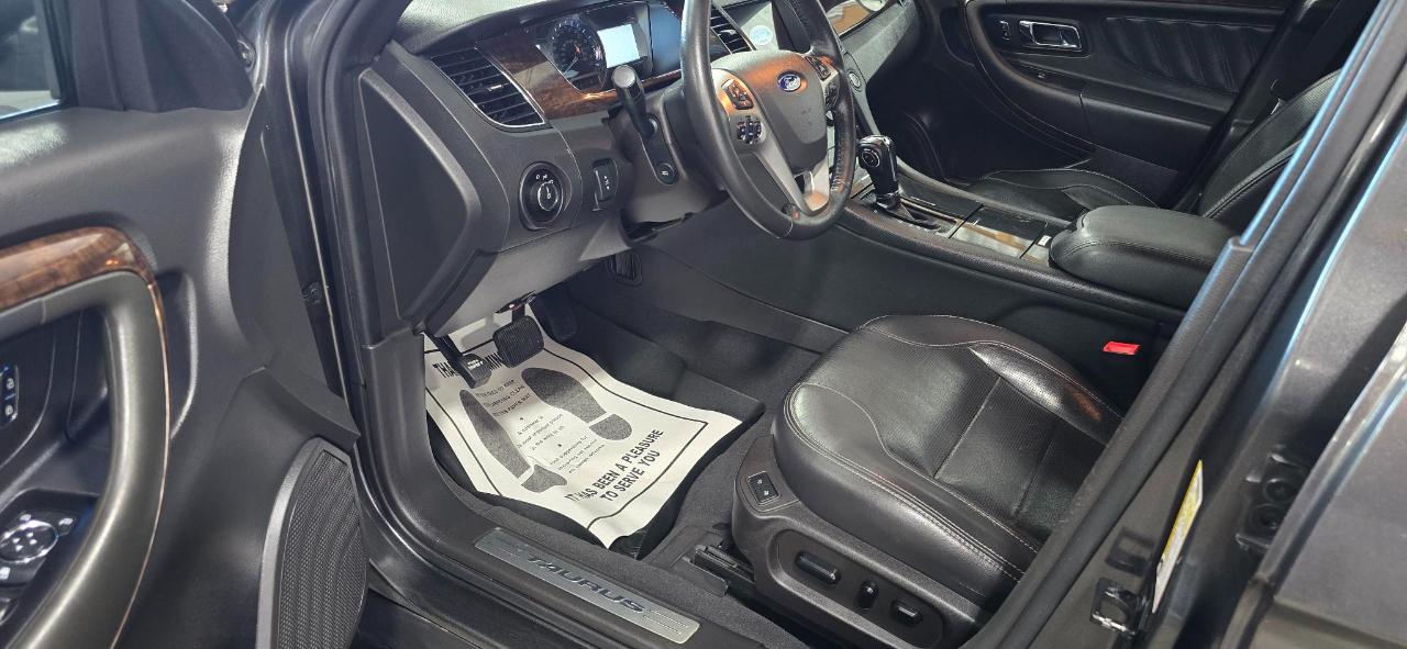 Ford Taurus Limited FWD 2019