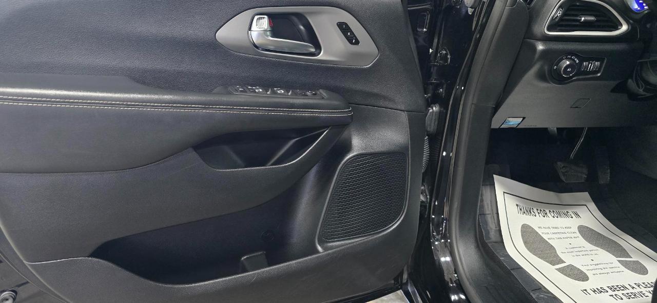 Chrysler Pacifica Select 2025