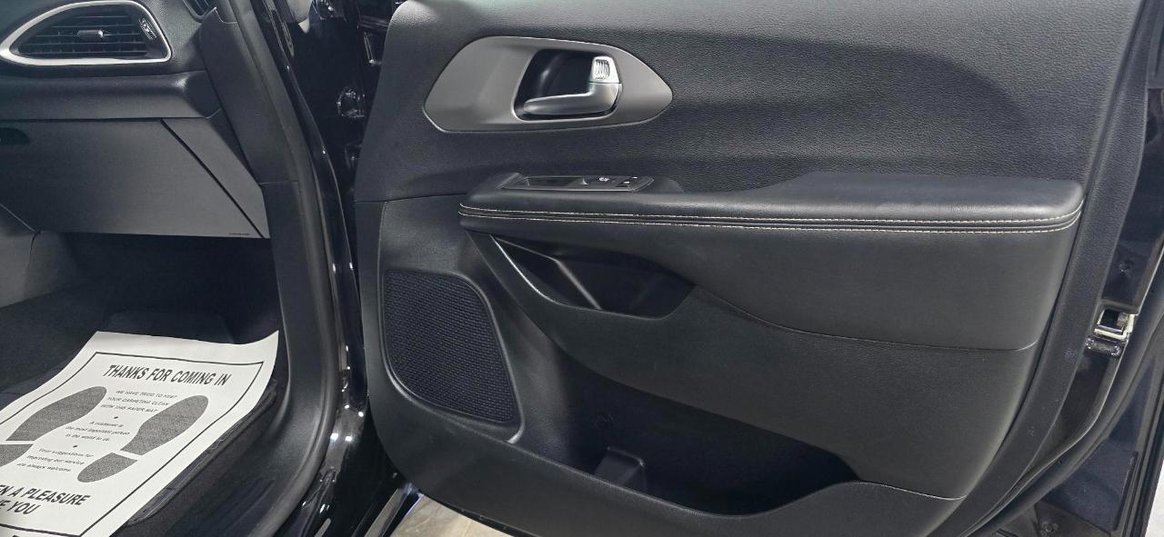 Chrysler Pacifica Select 2025