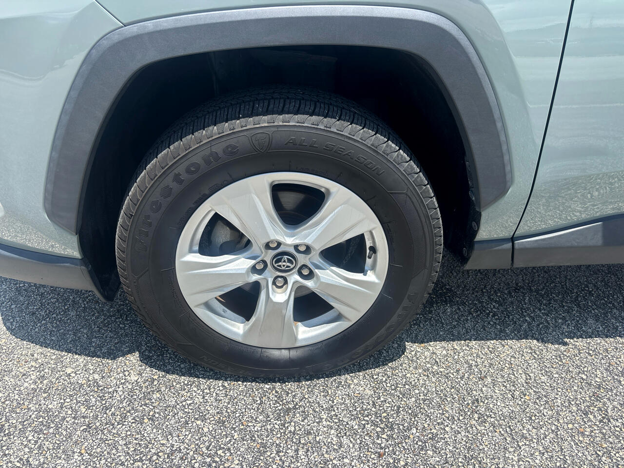 2021 Toyota RAV4 XLE photo 2
