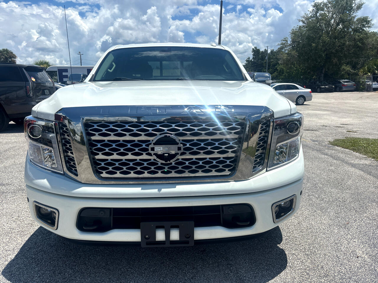 2017 Nissan Titan SV Crew Cab photo 2