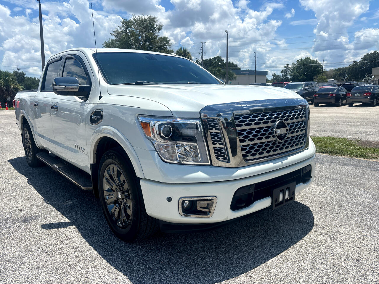 2017 Nissan Titan SV Crew Cab photo 3