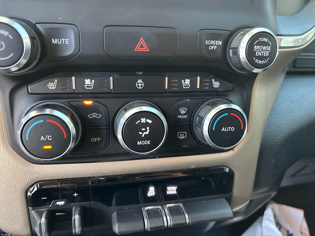 RAM 1500 Laramie Crew Cab SWB 2WD 2019 RAM 1500 Laramie Crew Cab SWB 2WD 2019