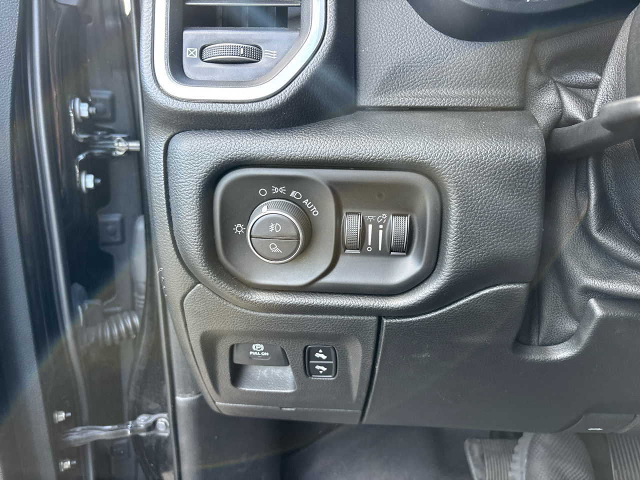 RAM 1500 Laramie Crew Cab SWB 2WD 2019 RAM 1500 Laramie Crew Cab SWB 2WD 2019