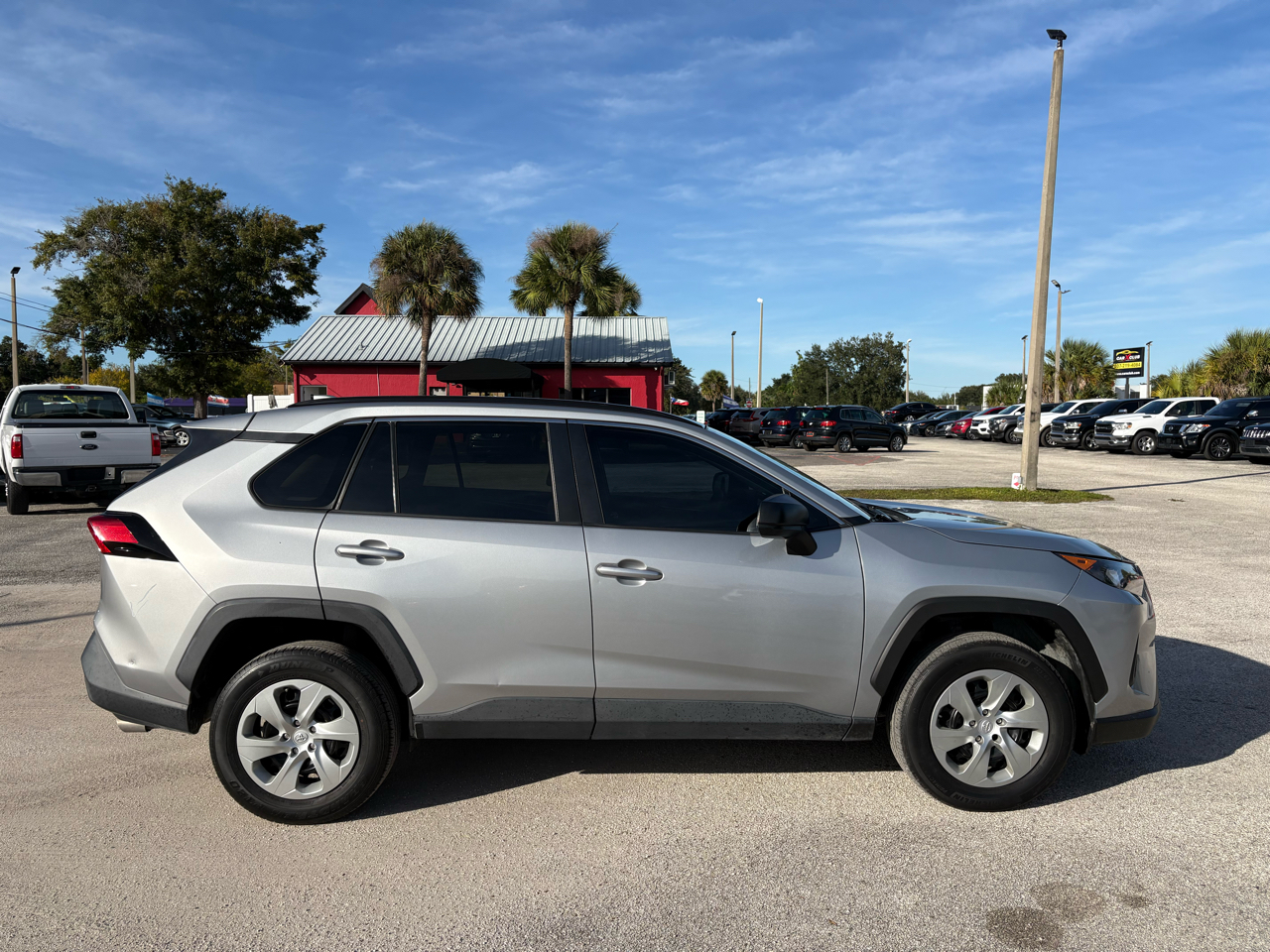 2019 Toyota RAV4 LE photo 3
