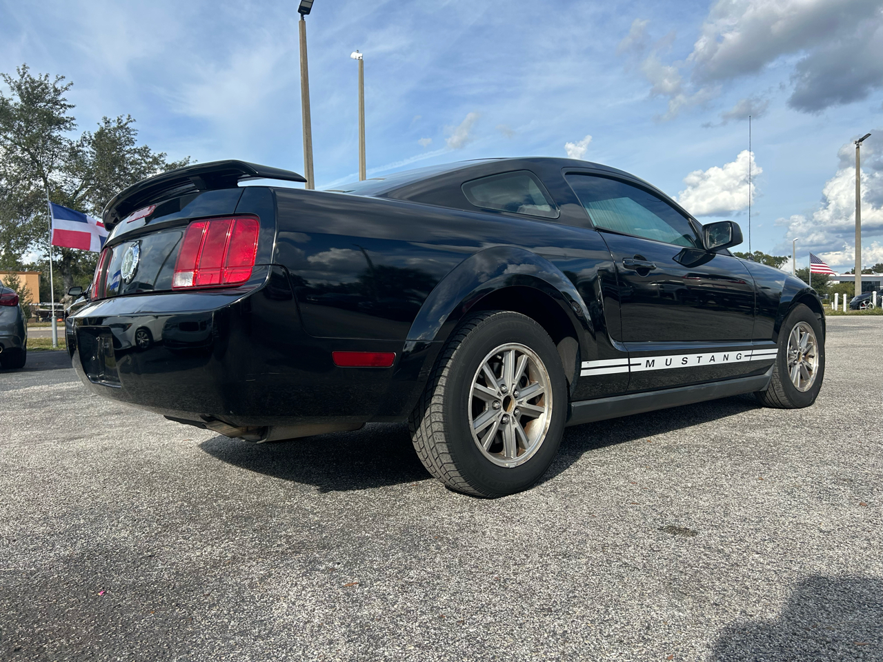 2005 Ford Mustang V6 Deluxe photo 3