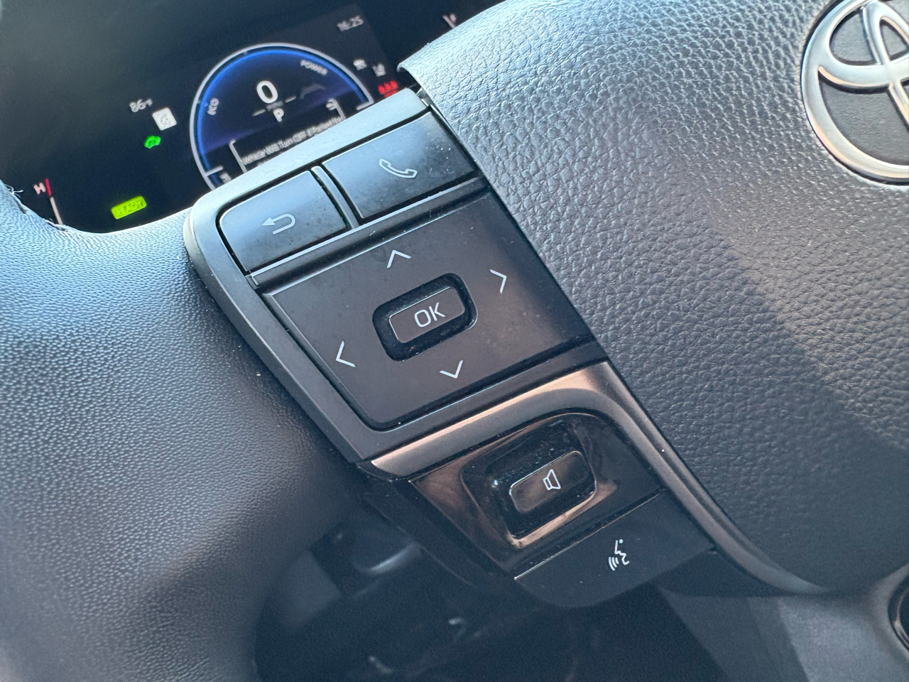 Toyota Camry Hybrid XLE 2025