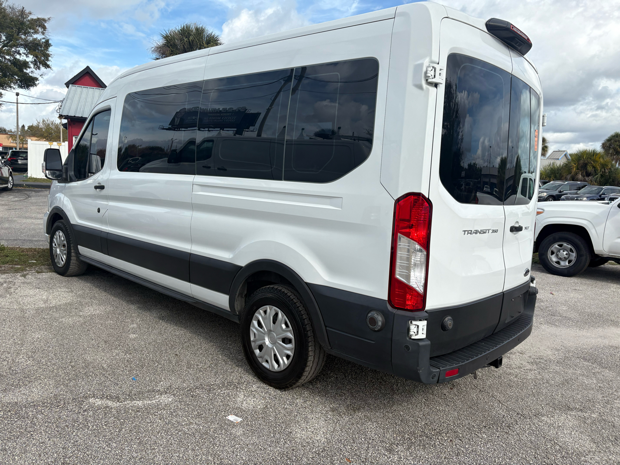 Ford Transit 350 Wagon Med. Roof XL w/Sliding Pass. 148-in. WB 2020