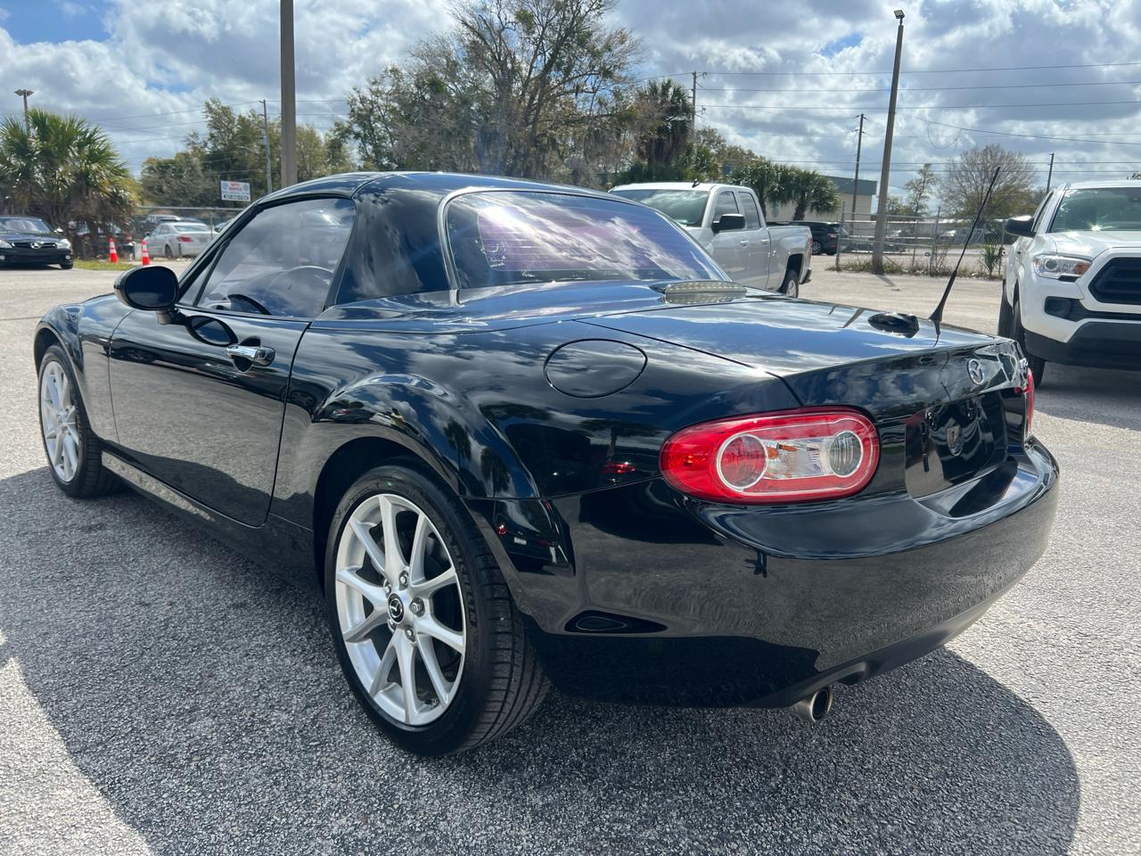 Mazda MX-5 Miata Grand Touring 2011