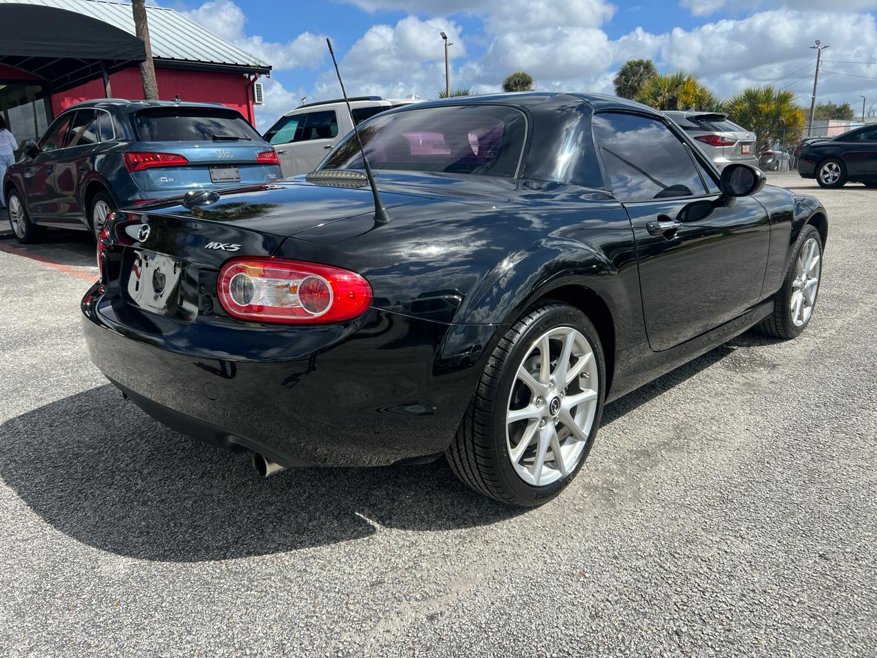 Mazda MX-5 Miata Grand Touring 2011