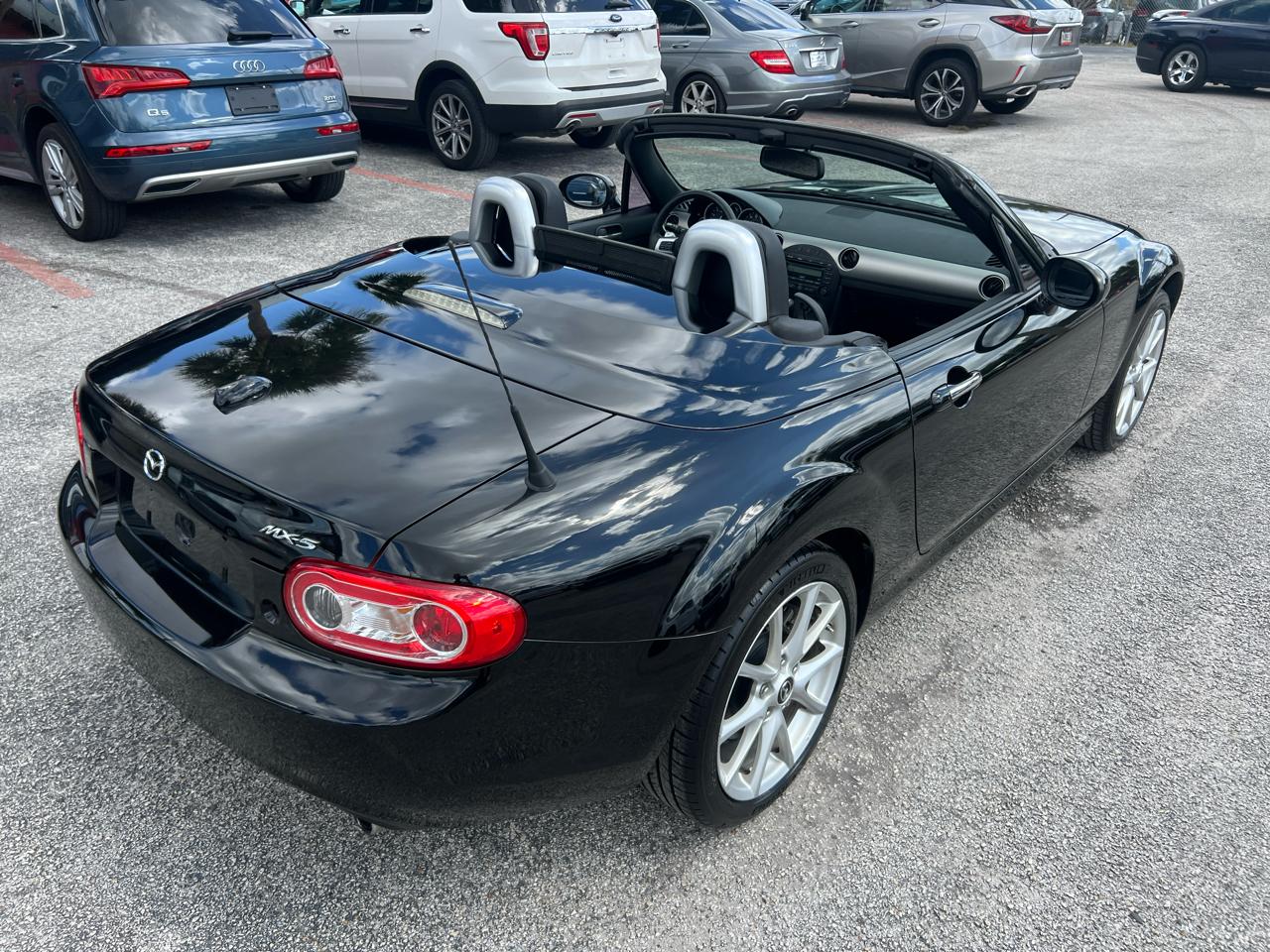 Mazda MX-5 Miata Grand Touring 2011