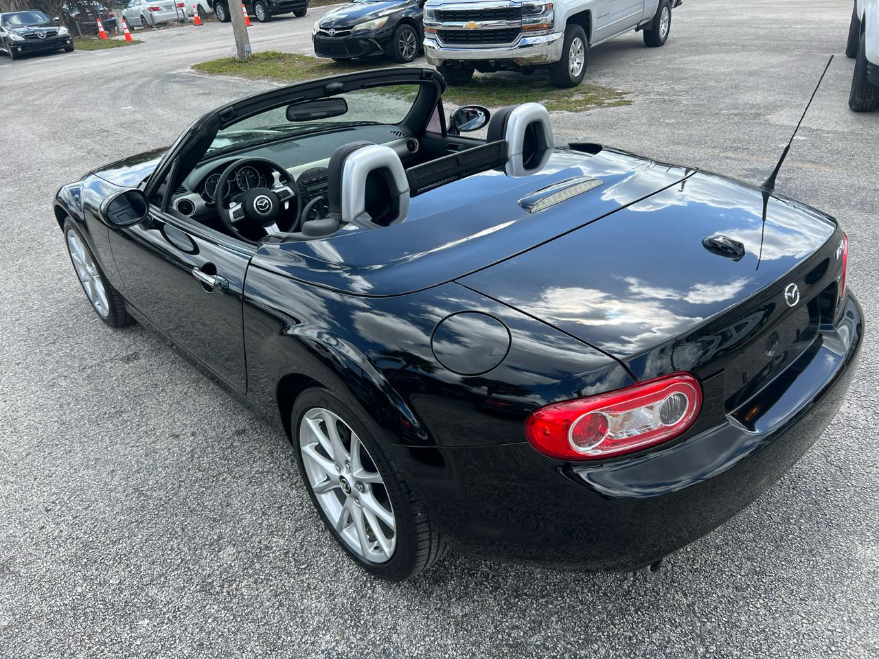 Mazda MX-5 Miata Grand Touring 2011