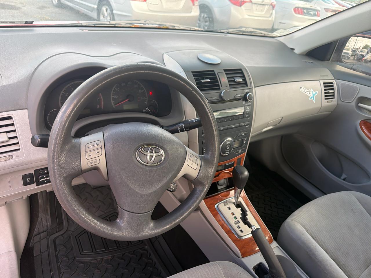 Toyota Corolla 4dr Sdn Auto LE (Natl) 2010