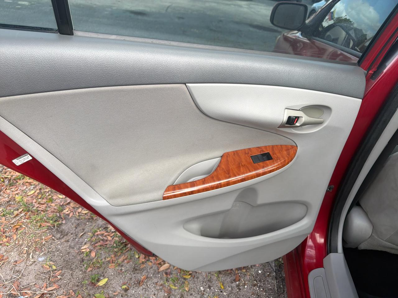 Toyota Corolla 4dr Sdn Auto LE (Natl) 2010