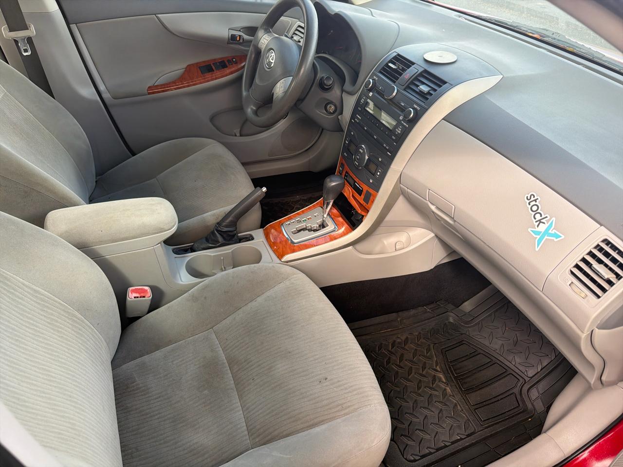 Toyota Corolla 4dr Sdn Auto LE (Natl) 2010