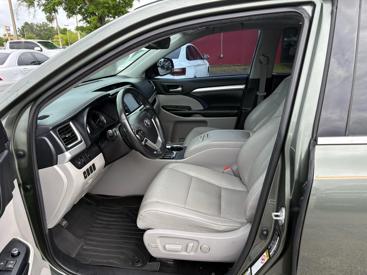 Toyota Highlander FWD 4dr V6 XLE (Natl) 2019
