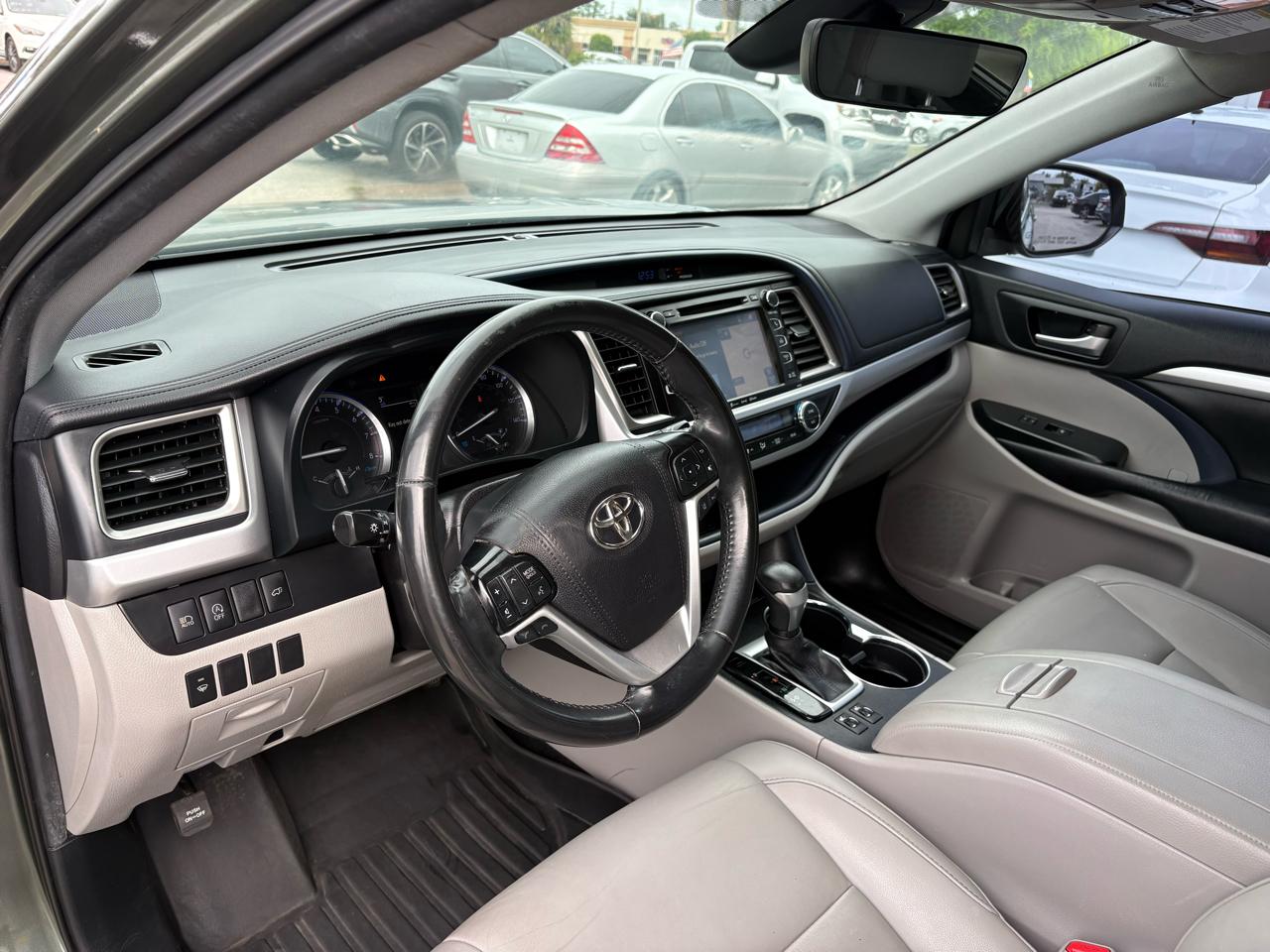 Toyota Highlander FWD 4dr V6 XLE (Natl) 2019