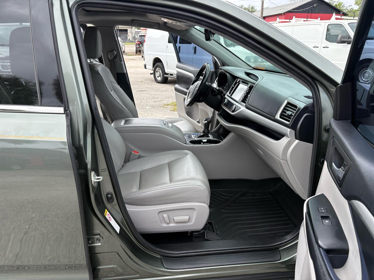 Toyota Highlander FWD 4dr V6 XLE (Natl) 2019