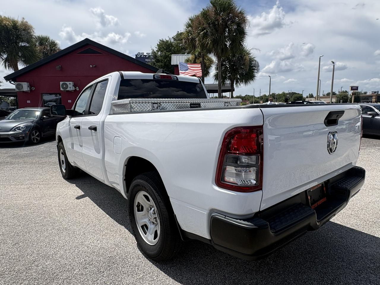 RAM 1500 Tradesman 4x2 Quad Cab 6'4" Box 2023