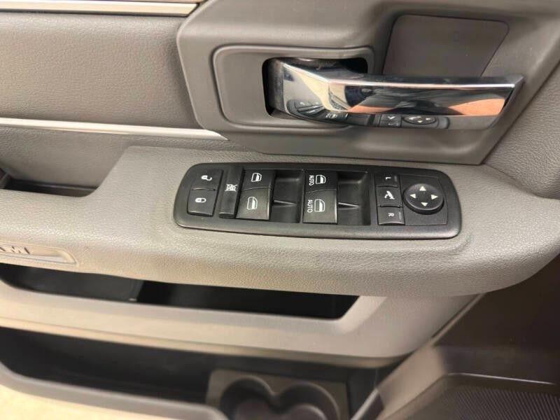 RAM 1500 Big Horn 4x4 Crew Cab 5'7" Box 2017