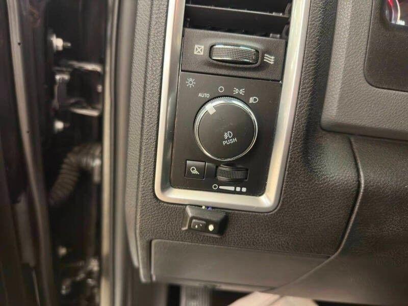 RAM 1500 Big Horn 4x4 Crew Cab 5'7" Box 2017