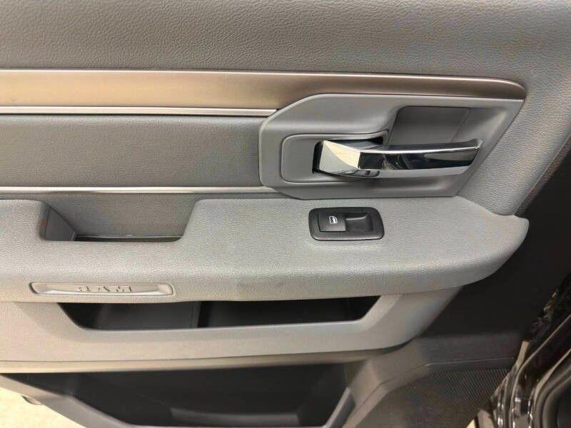 RAM 1500 Big Horn 4x4 Crew Cab 5'7" Box 2017