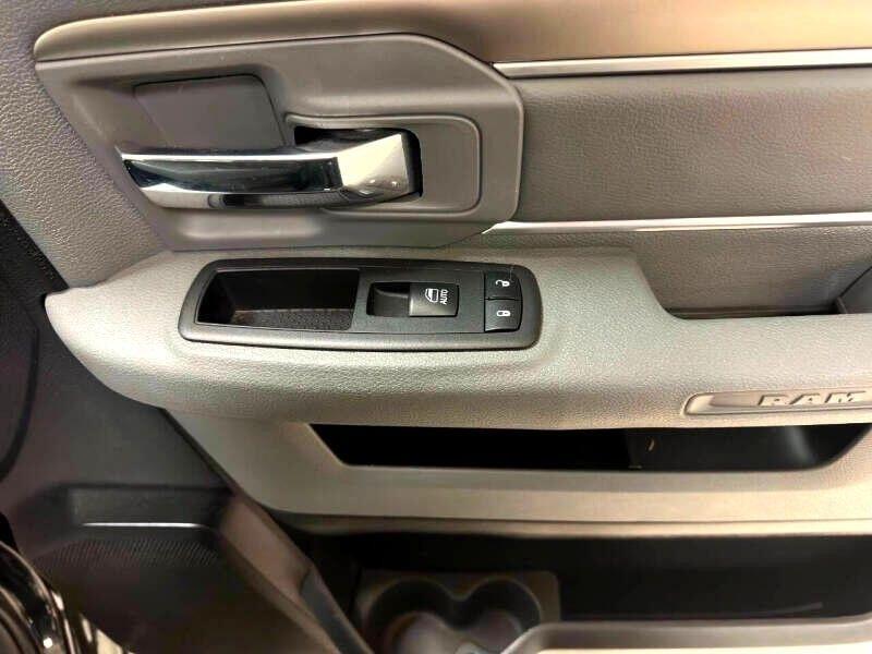 RAM 1500 Big Horn 4x4 Crew Cab 5'7" Box 2017