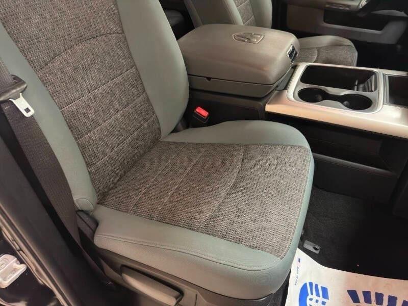 RAM 1500 Big Horn 4x4 Crew Cab 5'7" Box 2017